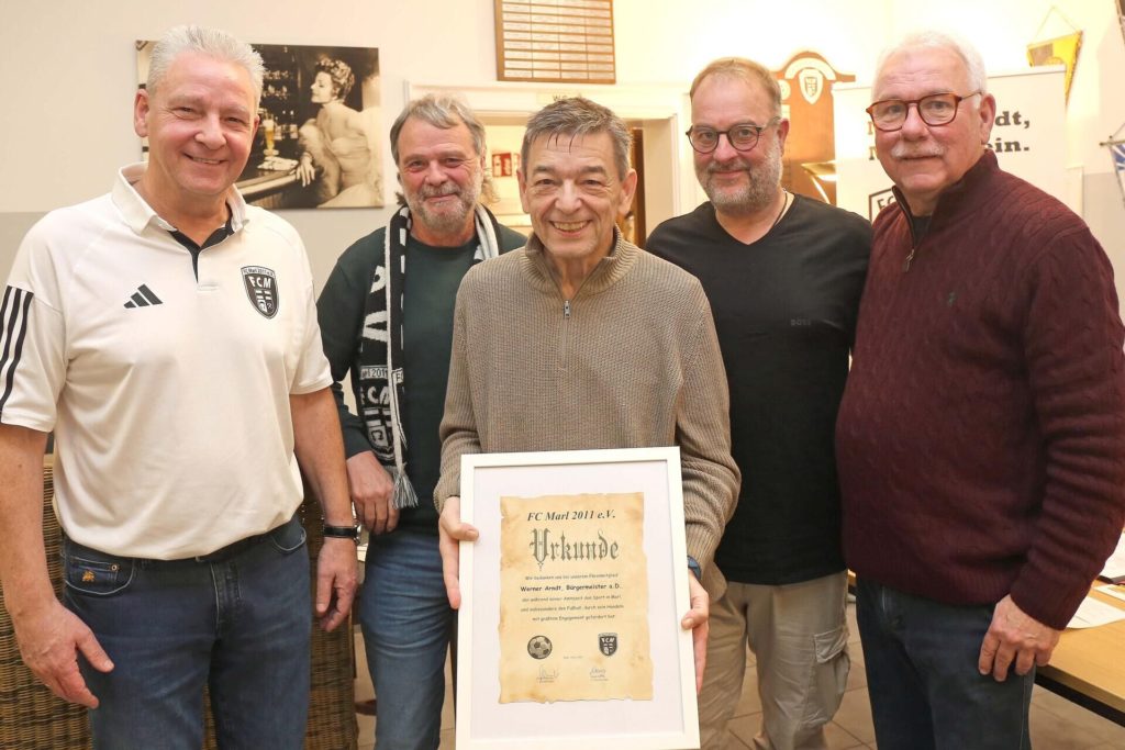 Auszeichnung: Für seine Verdienste wurde Bürgermeister a.D. Werner Arndt (M.) bei der Versammlung geehrt.