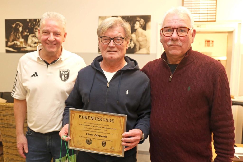 Aushängeschild des Vereins: Weltmeister Günther Zaborowski mit dem 1. Vorsitzenden Claus Lanczek (r.) und dem 2. Vorsitzenden Jupp König.